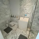 شقة Luxury Seafront Penthouse With Private Pool & Breathtaking Panoramic Sea Views