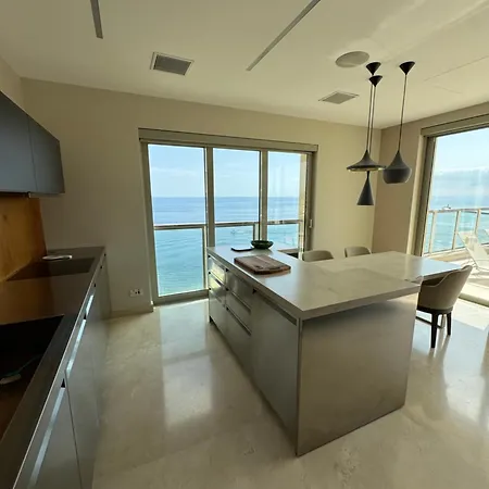 아파트 Luxury Seafront Penthouse With Private Pool & Breathtaking Panoramic Sea Views