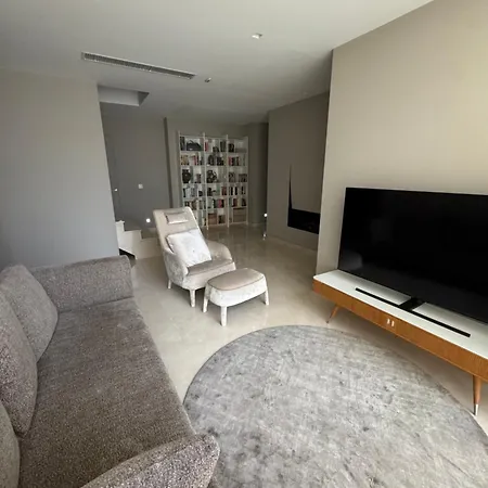 아파트 Luxury Seafront Penthouse With Private Pool & Breathtaking Panoramic Sea Views *