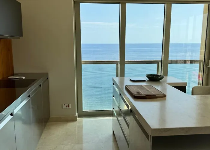 Luxury Seafront Penthouse With Private Pool & Breathtaking Panoramic Sea Views *