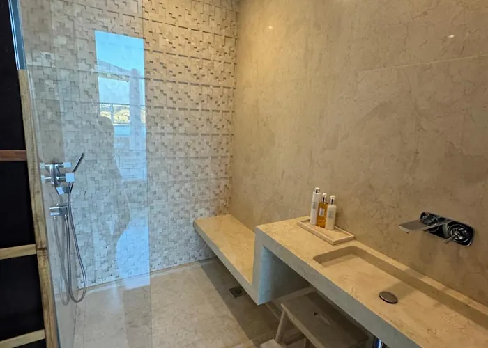 Luxury Seafront Penthouse With Private Pool & Breathtaking Panoramic Sea Views شقة