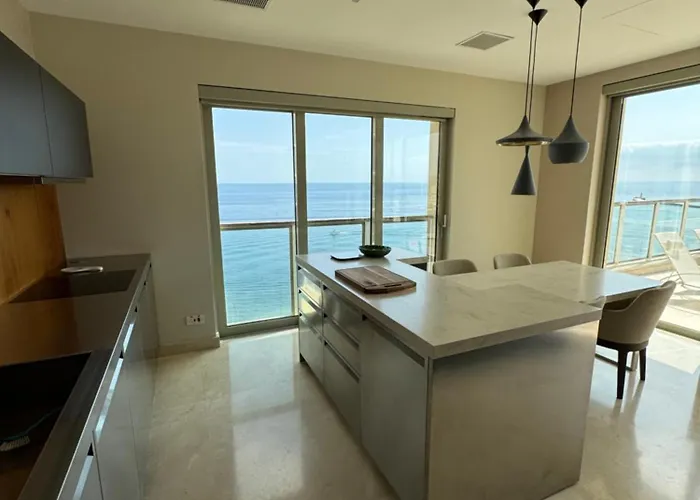 شقة Luxury Seafront Penthouse With Private Pool & Breathtaking Panoramic Sea Views