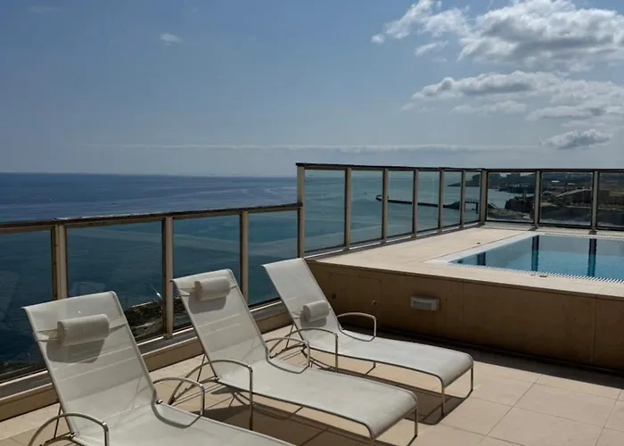 شقة Luxury Seafront Penthouse With Private Pool & Breathtaking Panoramic Sea Views