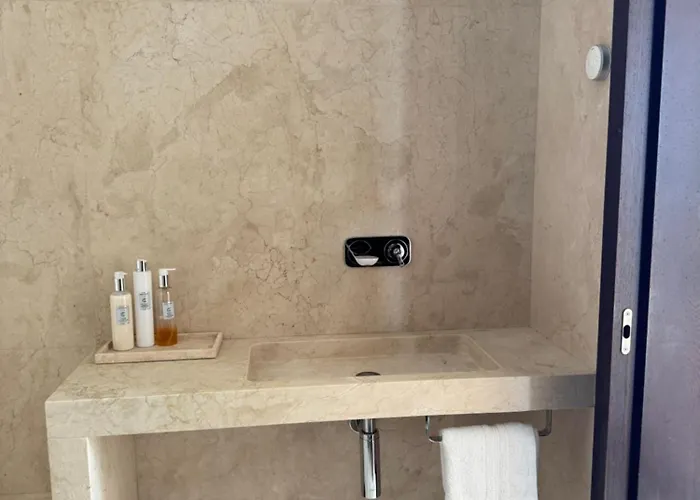 شقة Luxury Seafront Penthouse With Private Pool & Breathtaking Panoramic Sea Views *